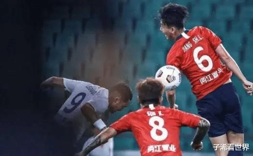 早上6点! 权威媒体曝出争议猛料：中国足球成大笑话，球迷骂声一片(4)