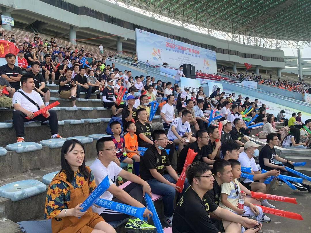无锡业余联赛千人观战如“小中超” 中国足球就应该回到群众中去!(4)
