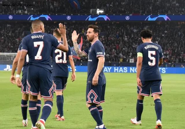 凌晨0点！国际足联官宣重要决定：巴黎皇马曼联成赢家，球迷齐声点赞(4)