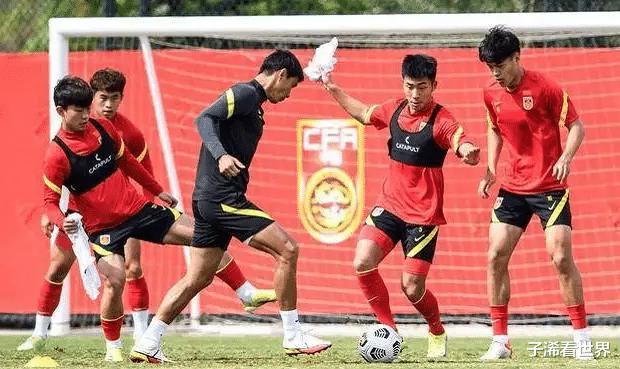 上午9点！上海媒体做出争议报道：中国足球遭质疑，球迷骂声一片(2)