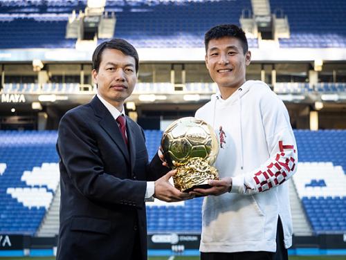 武磊回中超踢球 为什么还要把他最爱金球奖杯送给俱乐部(1)