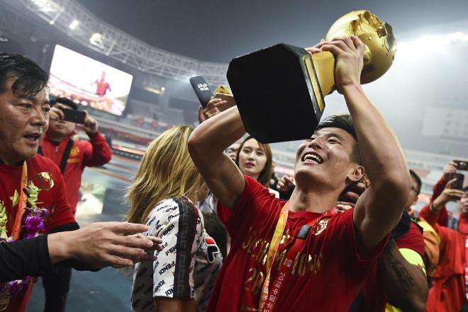 武磊回中超踢球 为什么还要把他最爱金球奖杯送给俱乐部(4)