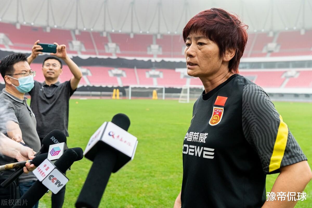 56岁水庆霞为了中国足球，放弃生育，允许队员谈恋爱，不做苦行僧(8)