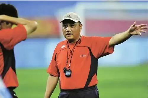 65岁的山东足球教父殷铁生率青岛海牛冲超，却一直在挨骂！(2)