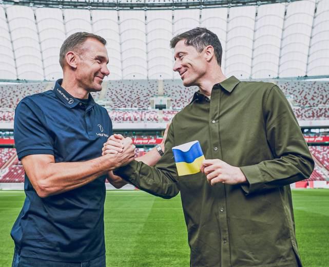 舍瓦赠送莱万乌克兰国旗袖标！巴萨巨星承诺：会自豪佩戴它踢世界杯(2)