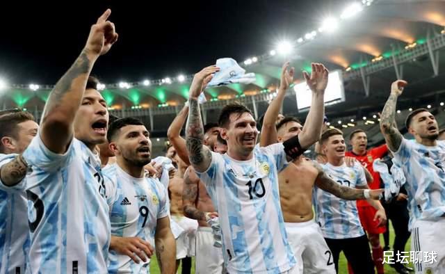 2-0！阿根廷吊打弱旅，梅西策动+点球破门，创2大纪录，7万人现场见证