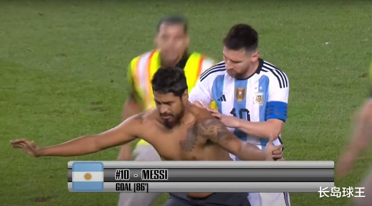 阿根廷友谊赛，球迷们为接触梅西各显神通，上演闯进球场帽子戏法(1)