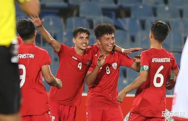 U17亚洲杯16强出炉：伊朗日本全胜，中国男足躺着出线，老挝创造奇迹(3)
