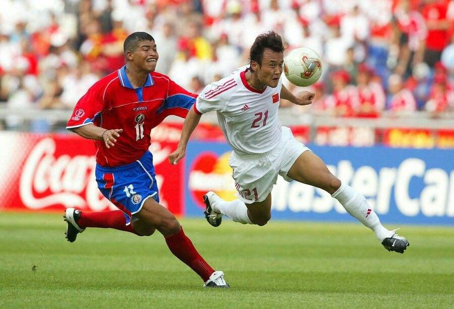 徐云龙展示2002世界杯穿过的“战车”战靴！那届国脚的实力都很强