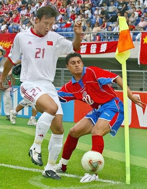 徐云龙展示2002世界杯穿过的“战车”战靴！那届国脚的实力都很强(3)
