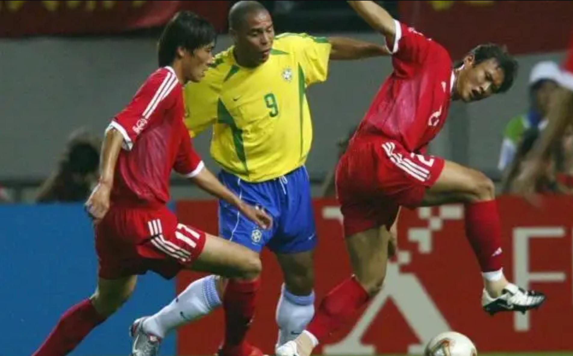 徐云龙展示2002世界杯穿过的“战车”战靴！那届国脚的实力都很强(4)