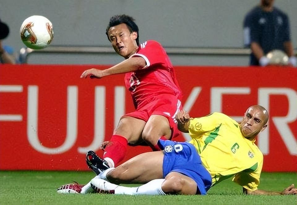 徐云龙展示2002世界杯穿过的“战车”战靴！那届国脚的实力都很强(5)