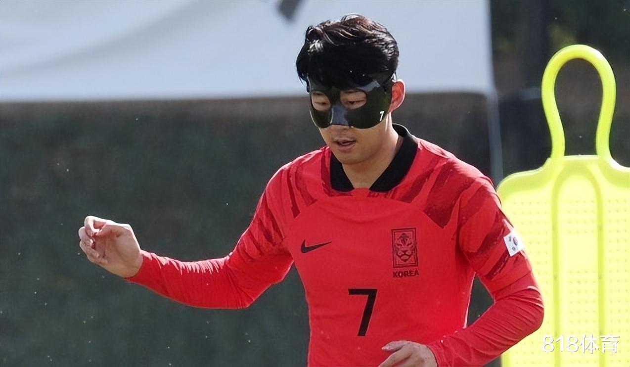 蝙蝠侠! 孙兴慜戴黑色面具参加韩国队训练, 左眼伤疤明显不敢顶头球(1)