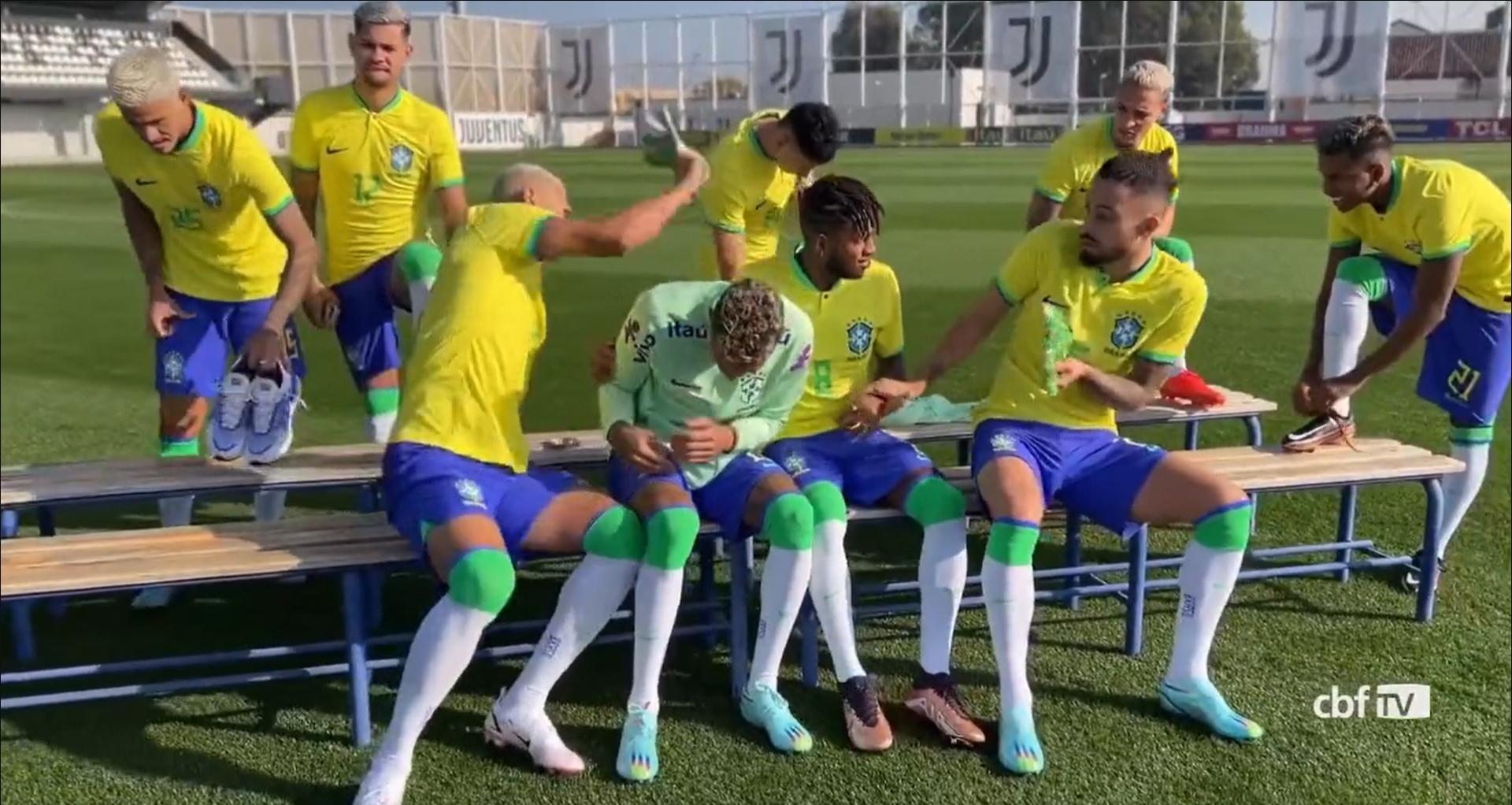 巴西队搞笑一幕：曼联17号要坐在C位！里沙利松连拉带拽将他推开(2)