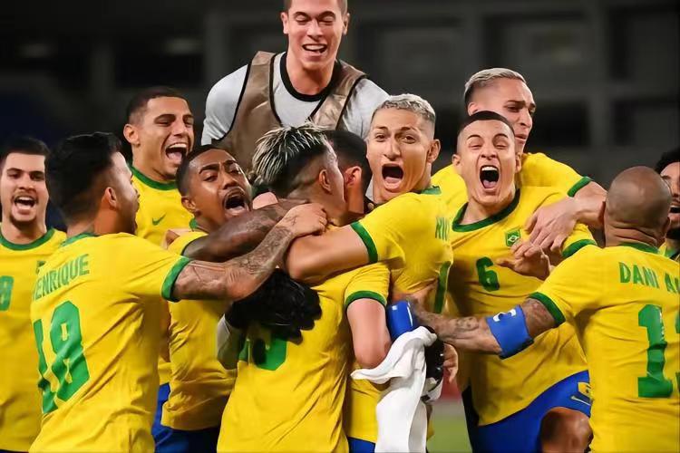 巴西队搞笑一幕：曼联17号要坐在C位！里沙利松连拉带拽将他推开(5)