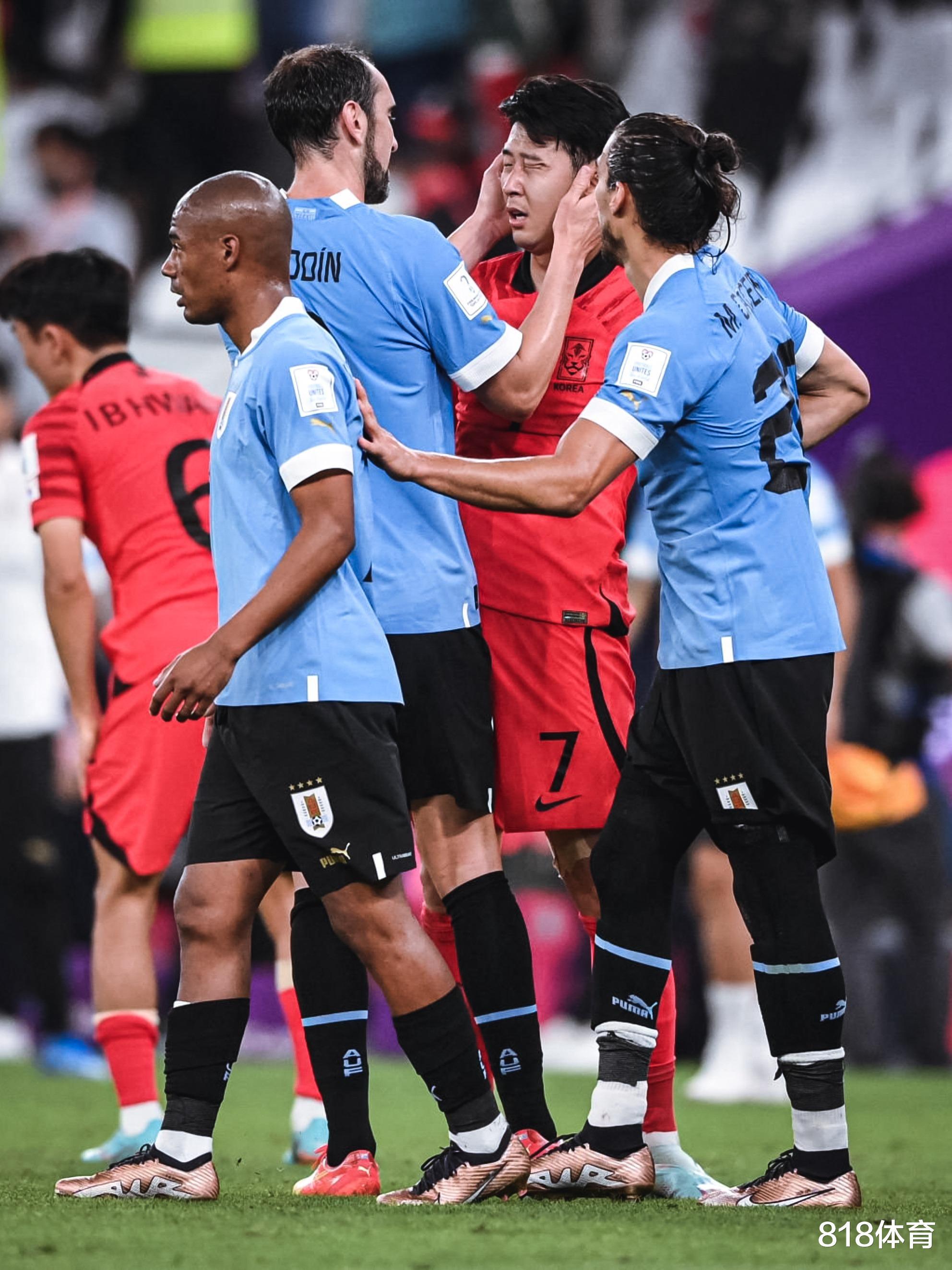 赢得尊重! 乌拉圭队长戈丁赛后手捧孙兴慜小脸, 一脸温柔关切他伤势(6)