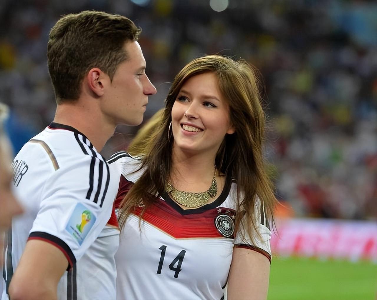 德国队的“超模太太团”获准留宿酒店安慰球员，球迷：这还能赢吗