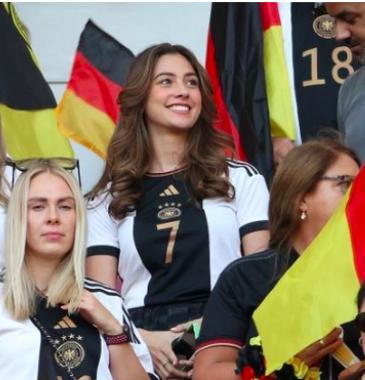 德国队的“超模太太团”获准留宿酒店安慰球员，球迷：这还能赢吗(41)