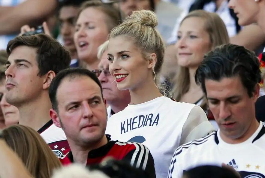 德国队的“超模太太团”获准留宿酒店安慰球员，球迷：这还能赢吗(45)