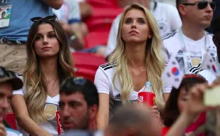 德国队的“超模太太团”获准留宿酒店安慰球员，球迷：这还能赢吗(47)
