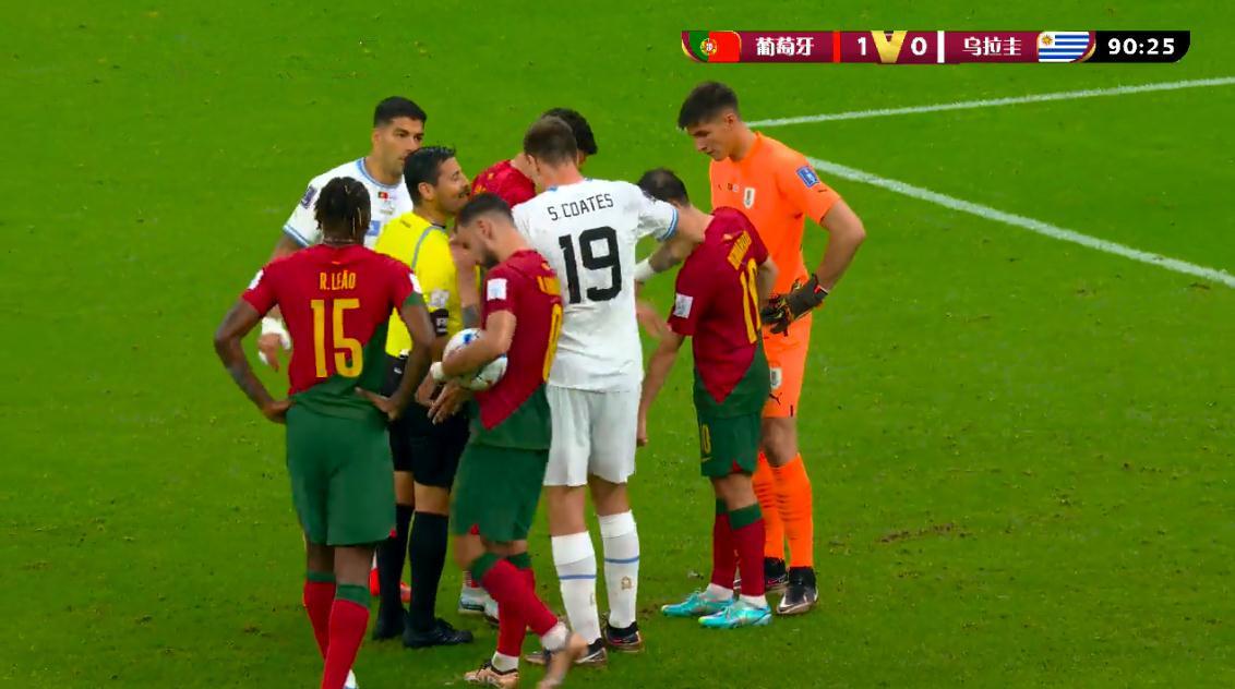 葡萄牙点球再引争议！乌拉圭球员支撑手触球，为何还被判点球？(2)