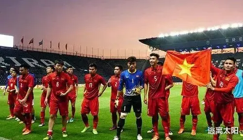 终于知道国足为啥踢不过越南了！(1)