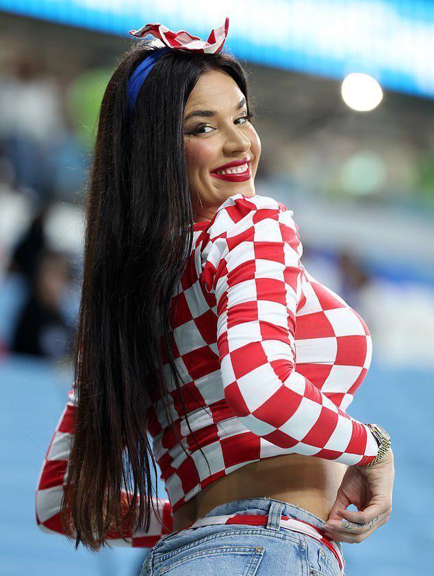 世界杯克罗地亚“最辣球迷”惹关注，生图中满脸油光，肚腩肉乎乎(3)