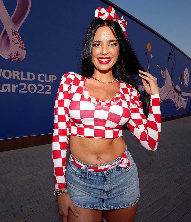 世界杯克罗地亚“最辣球迷”惹关注，生图中满脸油光，肚腩肉乎乎(4)