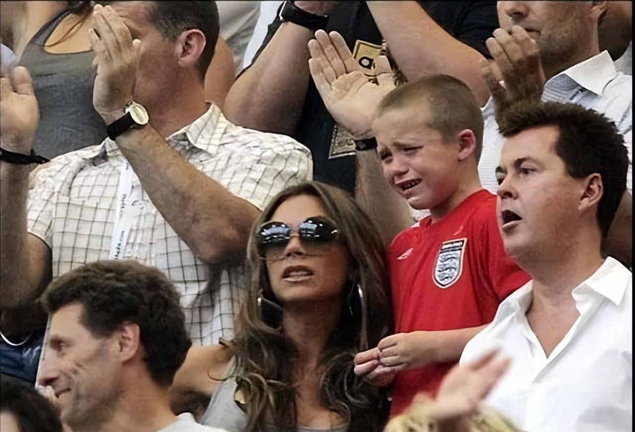 2006年，维多利亚带7岁布鲁克林观战世界杯，看到爸爸输了好伤心(11)