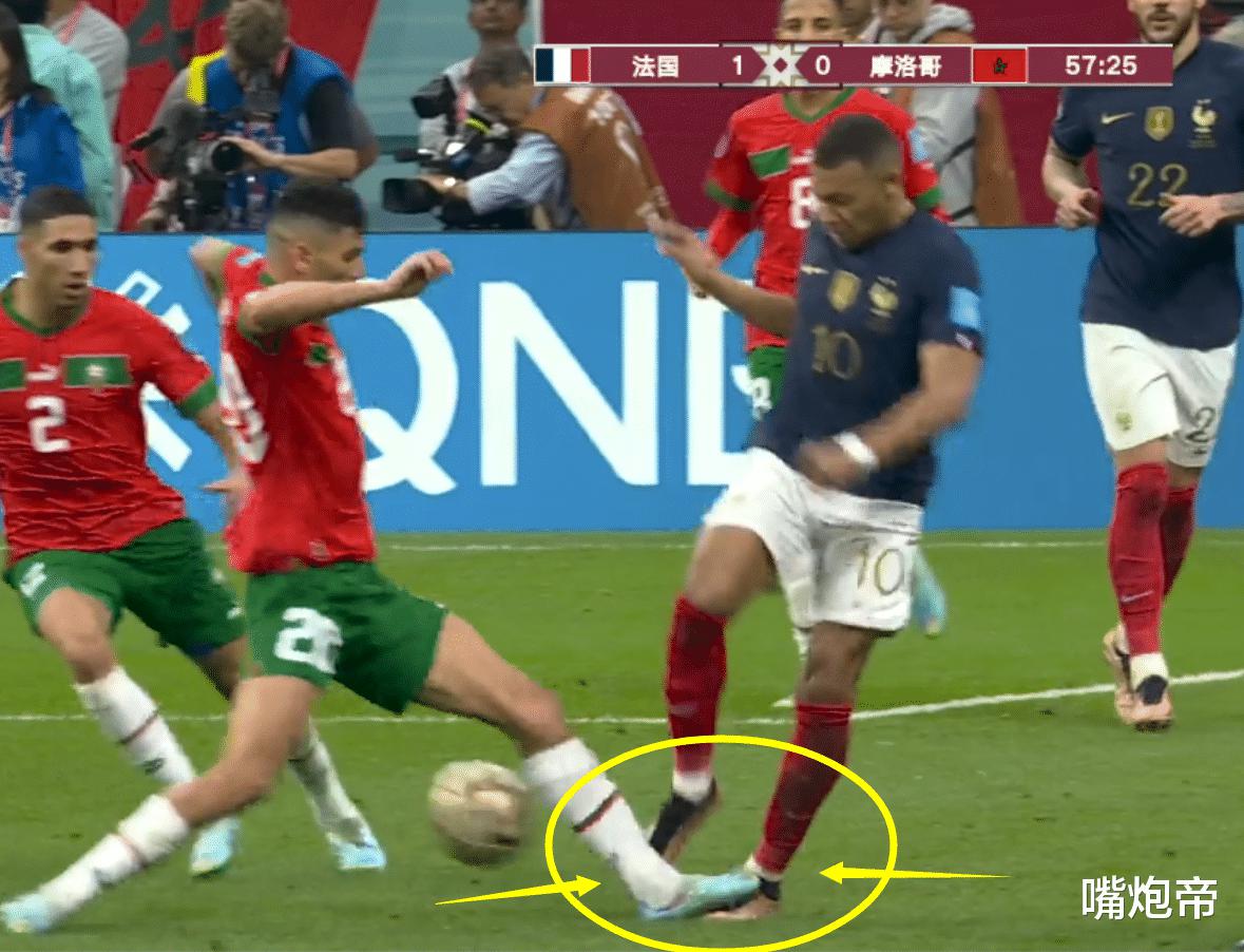 太脏了！摩洛哥把姆巴佩当球踹？2次爆铲踢翻他，裁判却无视一次不吹(5)