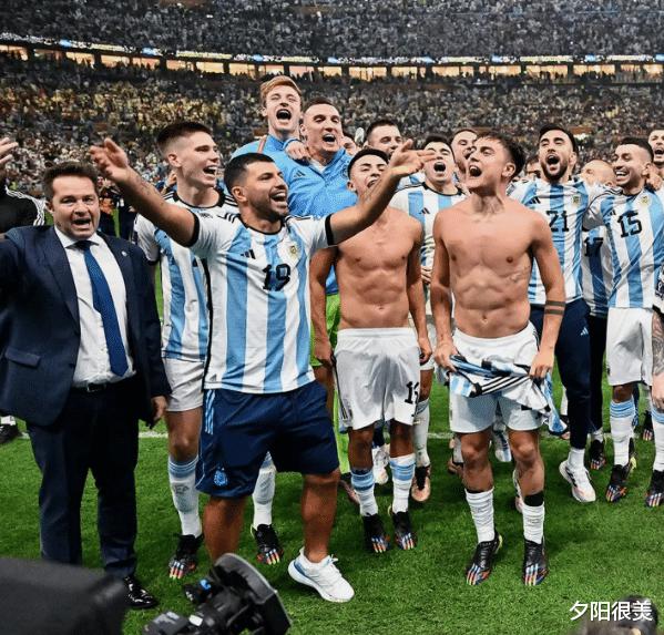 在阿根廷夺得世界杯冠军后，在球场内疯狂庆祝的人群里出现了一个非常让人熟悉的身影