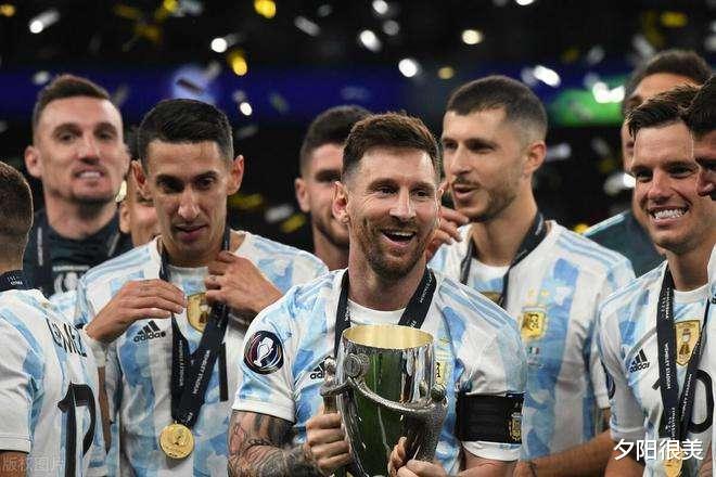 在阿根廷夺得世界杯冠军后，在球场内疯狂庆祝的人群里出现了一个非常让人熟悉的身影(2)