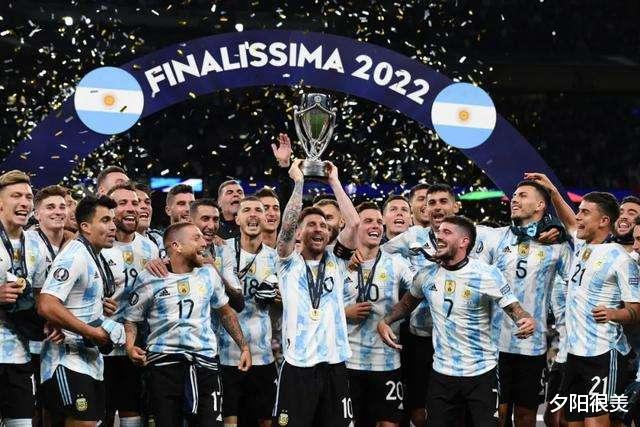 在阿根廷夺得世界杯冠军后，在球场内疯狂庆祝的人群里出现了一个非常让人熟悉的身影(3)