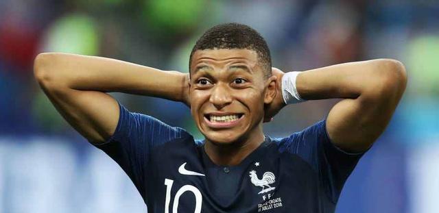 法国黑人球星成世界杯背锅侠！被球迷骂非洲猩猩，让其滚回老家