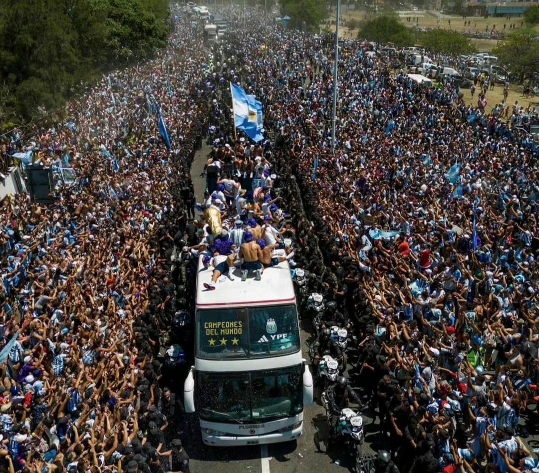 阿根廷夺冠游行至多人踩踏死亡，总统下令取消狂欢，梅西超越老马(2)