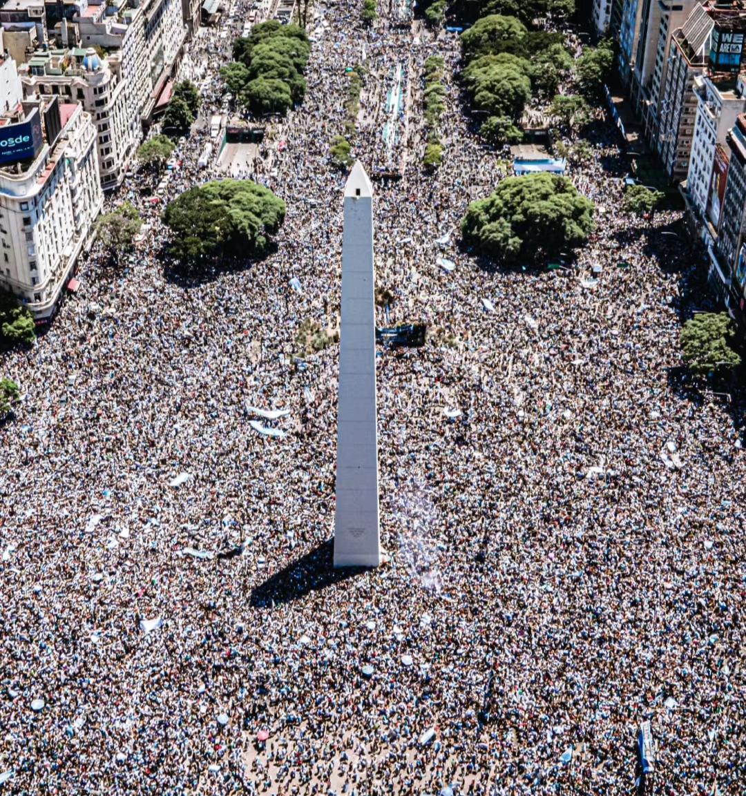 阿根廷夺冠游行至多人踩踏死亡，总统下令取消狂欢，梅西超越老马(3)