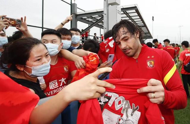 日本球迷对广州恒大特别喜欢，为什么中国球迷却认为是毒瘤？(4)
