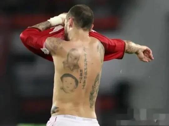 绿巴萨球员的中文纹身太没特点！看看以前的意甲球员的个性多强！(10)