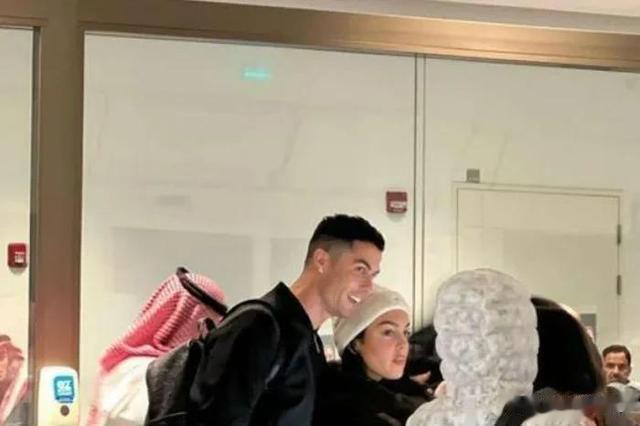 罗纳尔多和他的女朋友在抵达沙特阿拉伯时“炫耀”20克拉钻石戒(5)