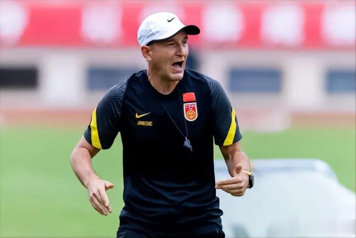 尘埃落定！扬科维奇正式担任中国男足主教练！听到这个消息，我并不惊讶！李霄鹏或许也(1)