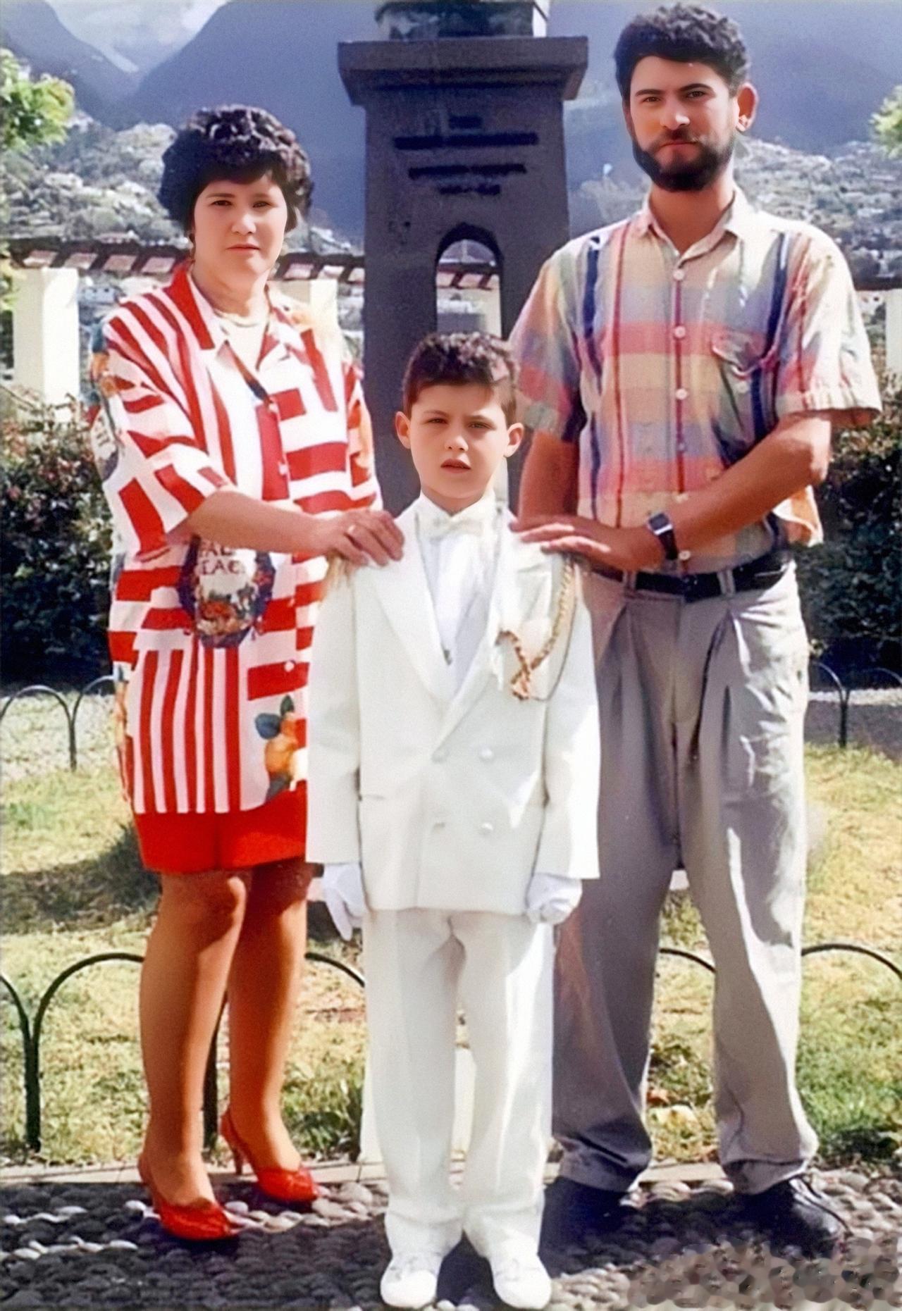 1993年，八岁的C罗与父母在一起的旅游照。C罗的父亲名叫阿韦罗，曾在一家足球业(1)