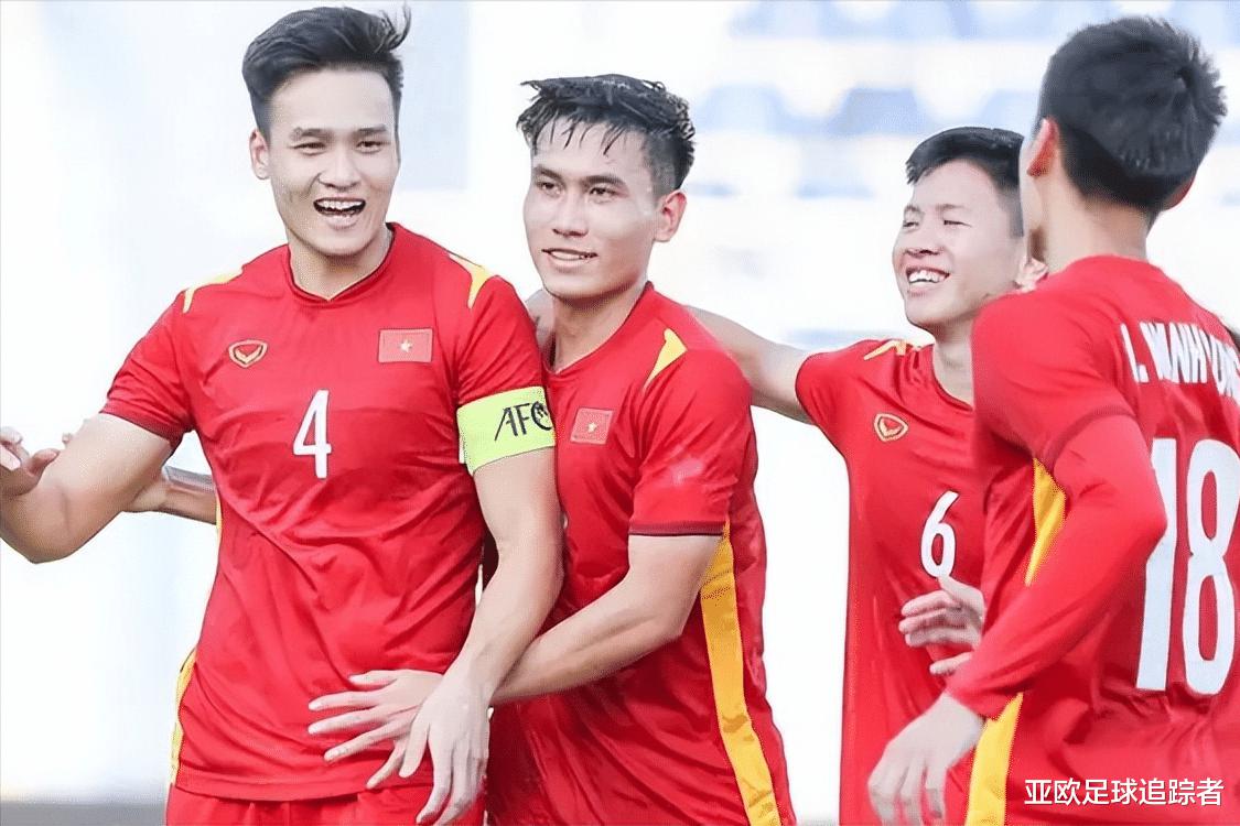 越南国青1-0澳大利亚，国足未来十年苦主诞生，大年初二输得不冤(2)