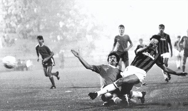 AC米兰队史今天：1988年巴斯滕上演欧冠史上首个大四喜 附进球动图(3)