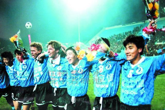 大连足球史上今天：1997年大连万达2-0广州太阳神，提前5轮夺冠(1)