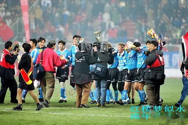 大连足球史上今天：1997年大连万达2-0广州太阳神，提前5轮夺冠(2)