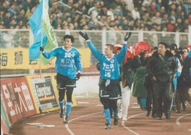 大连足球史上今天：1997年大连万达2-0广州太阳神，提前5轮夺冠(3)