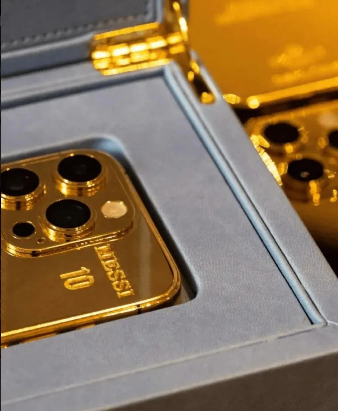 奢侈的礼物！近日，球王梅西斥巨资打造了35部黄金版的iPhone14手机，送给他