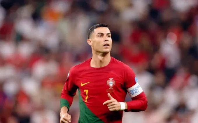 据The athletic记者Guillermo Rai消息，C罗将入选葡萄牙新(1)