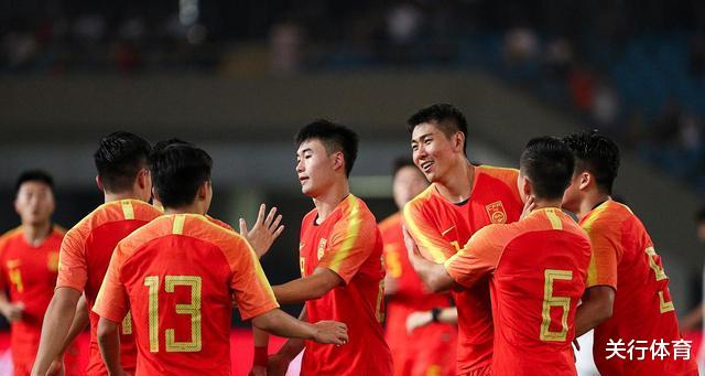 4比1！中国男足阻止了海外热身的连败，新星梅开二度成为最大的亮点(2)