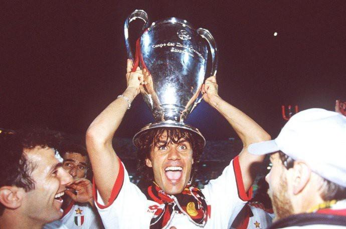 1994年5月18日米兰4比0巴萨第五次欧冠夺冠 马尔蒂尼高举奖杯。  AC米兰